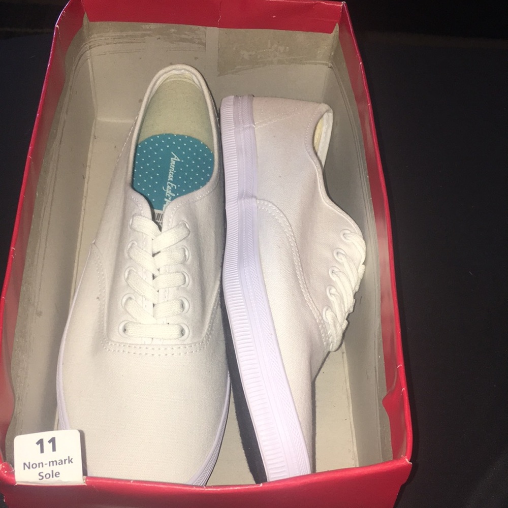 White plain sneakers